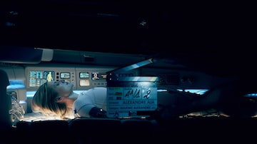 Cena do filme 'Oxigênio', de Alexandre Aja, com Mélanie Laurent. Foto: Netflix