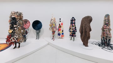An installation view of ÒNick Cave: ForothermoreÓ at the Guggenheim Museum in New York, Nov. 17, 2022. A soundsuit from 2011 (second from right) illustrates how the suits evolved since their inception, into nearly autonomous beings. The artistÕs fantastical soundsuits come to the Guggenheim in a retrospective that is haunting but sedate without his performing rumble and clatter. (Jeenah Moon/The New York Times). Foto: Jeenah Moon/The New York Times