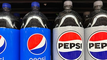 FILE - Pepsi soft drinks in plastic bottles are on sale at a grocery store, Wednesday, Nov. 15, 2023, in New York. New York state sued PepsiCo on Wednesday, Nov. 15, in an effort to hold the soda-and-snack food giant partly responsible for litter that winds up in bodies of water that supply the city of Buffalo with drinking water. (AP Photo/Ted Shaffrey, File). Foto: Ted Shaffrey/AP Photo