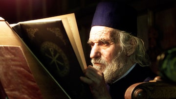 Um sacerdote ortodoxo grego lê as escrituras na Igreja da Natividade. Foto: Natalie Behring-Chrisholm/Reuters