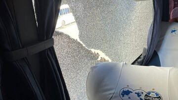 Ônibus do Grêmio é atingido por pedra. Foto: Grêmio