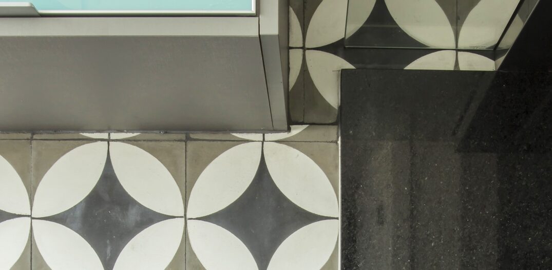 Detalhe do ladrilho hidráulico de pegada retrô escolhido pela arquiteta Selma de Sá Moreira para uma cozinha em São Paulo. Foto: Zeca Wittner/Estadão