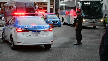 Movimentação policial na rodoviária do Rio, onde na terça um homem manteve 16 pessoas como reféns no interior de um ônibus