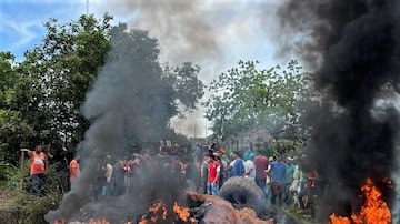 Pessoas queimam pneus, madeira e objetos no meio de estradas de terra, para impedir a passagem da operação. Foto: Polícia Federal