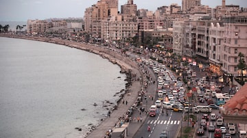 Alexandria (Egypt), 30/09/2023.- A picture taken from a highrise hotel window shows an aerial view of the Mediterranean sea from Corniche of Alexandria, Egypt, 30 September 2023. The second largest city in Egypt is famous for its public beaches, the range of cheap and expensive hotels, and the affordability of its rental apartments, which make Alexandria an attractive internal tourism destination (Egipto, Alejandría) EFE/EPA/KHALED ELFIQI
. Foto: Khaledi Elfiqi/EFE