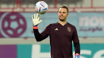 Germany's goalkeeper Manuel Neuer juggles a ball during a training session at the Al-Shamal stadium on the eve of the group E World Cup soccer match between Germany and Costa Rica, in Al-Ruwais, Qatar, Wednesday, Nov. 30, 2022. Germany will play the third match against Costa Rica on Thursday, Dec. 1. (AP Photo/Matthias Schrader). Foto: Matthias Schrader/AP