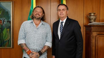 O presidente da República, Jair Bolsonaro (PSL), ao lado do biólogo e apresentador de TV Richard Rasmussen, novo embaixador do turismo brasileiro. Foto: Carolina Antunes/PR