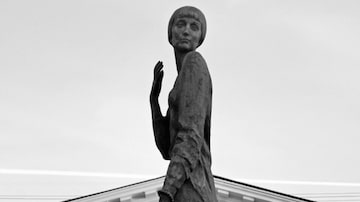 
Monumento a Ana Akhmátova. G. Dodonova, 2006.
