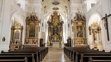 View of the church interior and the altar of the Stadtkirche Sankt Oswald in Traunstein, Germany, Tuesday June 20, 2023. The pectoral cross of the late Pope Emeritus Benedict XVI was stolen from a display case in an anteroom. The former pontiff had bequeathed the pectoral cross to his home parish in Traunstein, as the Bavarian State Criminal Police Office announced on Tuesday. There, the "papal pectoral" had been stolen from the town church of St. Oswald on Monday. (Peter Kneffel/dpa via AP). Foto: Peter Kneffel/dpa via AP