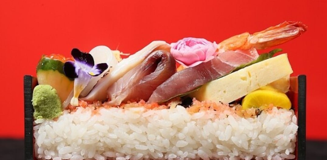 Tirashi, uma espécie de xis-tudo japonês, prato único servido em restaurantes como o Shin Zushi, Aze Sushi, Kan, Uo Katsu (apenas para almoço) e Kinoshita, em São Paulo. Foto: Tiago Queiroz/Estadão
