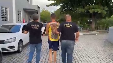 Torcedor do Sport usa camisa de uniformizada do clube durante prisão. Foto: Reprodução/Polícia Civil de Pernambuco