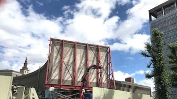 Uma visão geral do prédio do bloco 'Y', adornado com um mural de concreto dos artistas Pablo Picasso e Carl Nesjar, enquanto os trabalhadores começam a derrubar o mural antes que o prédio seja demolido, no centro de Oslo, Noruega, em 27 de julho de 2020. Foto: REUTERS/Gwladys Fouche