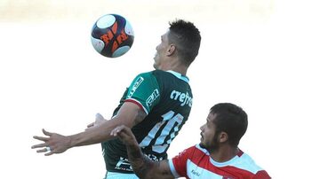Zé Antonio, do Linense, disputa lance com Moisés. Foto: José Luis Silva|Linense