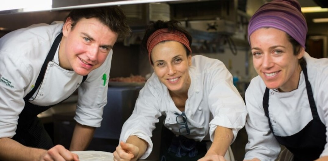 A chef Helena Rizzo entre o casal de chefs, o belga Willem Vanderven e a gaúcha Carol Albuquerque. Foto: Tiago Queiroz|Estadão