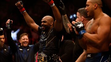 LAS VEGAS, NEVADA - MARCH 04: Jon Jones celebrates after winning during the UFC heavyweight championship fight against Ciryl Gane of France during the UFC 285 event at T-Mobile Arena on March 04, 2023 in Las Vegas, Nevada.   Chris Graythen/Getty Images/AFP (Photo by Chris Graythen / GETTY IMAGES NORTH AMERICA / Getty Images via AFP). Foto: Chris Graythen/AFP