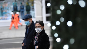 Pedestres caminham na Oxford Street em Londres. Museu vai reunir relatos de sonhos dos ingleses para documentar a pandemia. Foto: DANIEL LEAL-OLIVAS / AFP