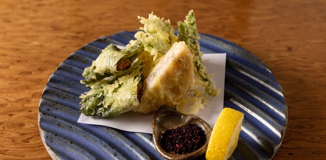 Entre os pratos do menu especial o dueto de tempurá; folha de shisô com ouriço e cogumelo portobello e lula. Foto: Rubens Kato