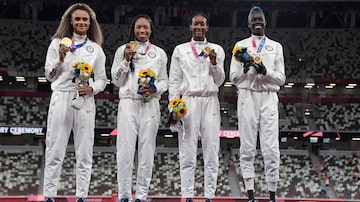 Allyson Felix conquistou sua 11ª medalha olímpica no revezamento 4x400m feminino. Foto: Javier Soriano/AFP