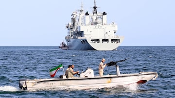 Imagem de março mostra marinheiros iranianos em uma lancha próxima a um navio chinês em um exercício naval no Golfo de Omã. Junto com a Rússia, os dois países realizaram exercícios em meio a tensões no Mar Vermelho
