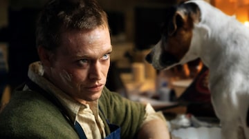 Caleb Landry Jones estrela 'Dogman', filme do cineasta Luc Besson. Foto: Shanna Besson/EuroCopa/Divulgação