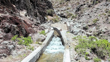 Peru's amuna system begins with the collection of water at the top of the San Pedro de Casta mountains, nearly 13,000 feet above sea level. The dikes, built with permeable stone and infiltration channels, allow water to seep into the subsoil during the rainy season to be harvested by villagers in times of drought. MUST CREDIT: Photo for The Washington Post by Florence Goupil. Foto: Florence Goupil/ The Washington Post