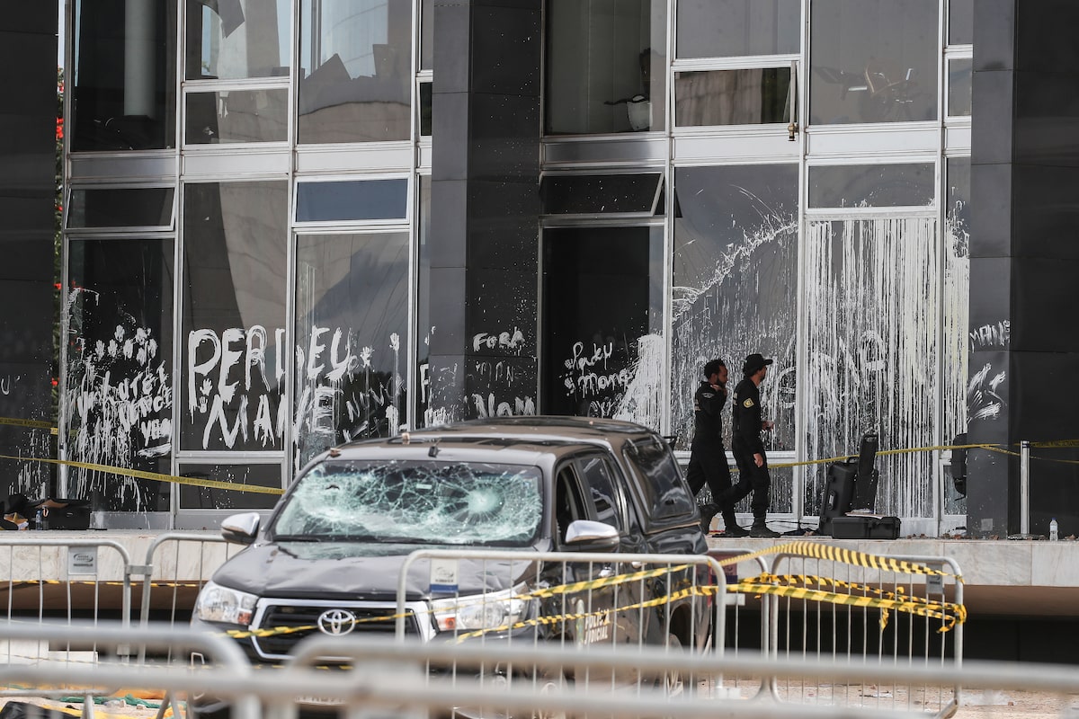 Peritos da Polícia Federal no STF verificam a destruição no prédio, em Brasília, após ataque do dia 8 de janeiro