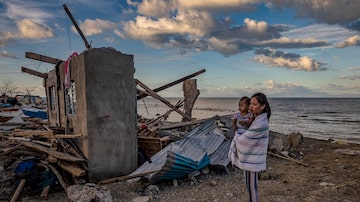Moradora de Pitogo observa sua casa destruída após passagem do supertufão Rai na Província Bohol, em 23 de dezembro de 2021. Foto: Ezra Acayan/The New York Times