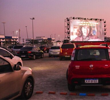 Cinema ao ar livre, para ver o filme do carro, na Barra da Tijuca, no Rio