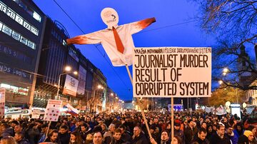 Multidão protesta contra o governo e exige a investigação do assassinato do jornalista Khan Kuciak, em Bratislava, Eslováquia. Foto: Joe Klamar/AFP