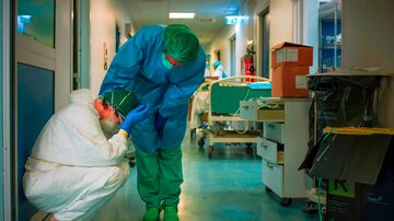 Enfermeira chora em hospital na Lombardia, uma das regiões mais afetadas pela epidemia de coronavírus na Itália. Foto: Paolo Miranda/AFP