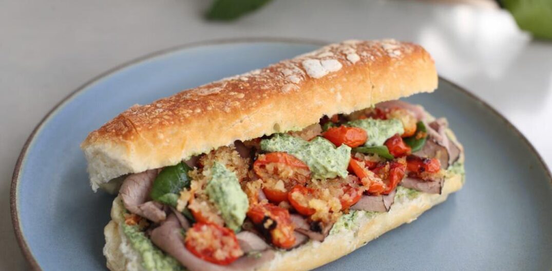 Assim que montar seu sanduíche de rosbife, coma-o imediatamente. Foto: Alex Silva/Estadão