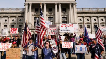 Apoiadores de Donald Trump em protesto do #StoptheSteal na frente do Capitólio da Pensilvânia. Foto: Gabriela Bhaskar/The New York Times