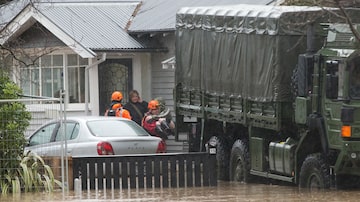 Moradores são resgatados emChristchurch, na Nova Zelândia. Foto: AP Photo/Mark Baker