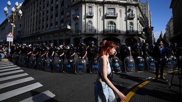 Members of the Federal Police stand guard during the first demonstration against the new government of Javier Milei in Buenos Aires on December 20, 2023. Argentina is commemorating these days the 22nd anniversary of the protests of December 19 and 20 in 2001, the year of the worst economic, social and political crisis that the country has experienced in recent decades, which left 39 dead and ended with the resignation of President Fernando de la Rua. The protests called for today are the first faced by the new government of ultra-liberal Javier Milei. (Photo by Luis ROBAYO / AFP)