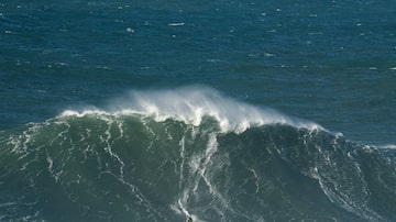 Lucas Fink surfa com seu skimboard uma onda gigante emNazaré, em 8 de dezembro de 2021. Foto: Victor Eleutério Costa/Red Bull Content Pool