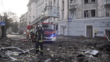 Bombeiro da Ucrânia trabalha em local de queda de destroços de mísseis, em Kiev: 13 pessoas ficaram feridas no ataque russo 