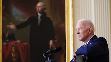 Joe Biden responde a perguntas de jornalistas na Casa Branca; seu governo vem sofrendo críticas. Foto: MANDEL NGAN / AFP