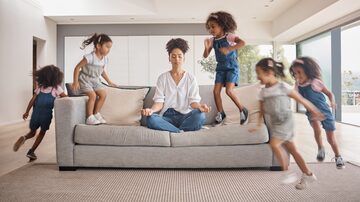Meditation, yoga mom and children running, energy and hyperactive with adhd with mother doing stress free exercise on sofa in brazil home. Playing, distracted and energetic kids with zen woman. Foto: Alex S/peopleimages.com/Adobe Stock      