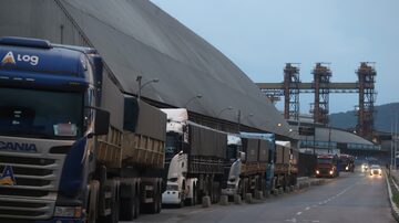 Fila no porto de Santos em janeiro; empresas estão com dificuldade para importar componentes. Foto: Fernanda Luz/Estadão - 5/1/2022