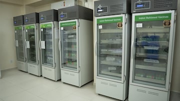Refrigeradores à espera da vacina em Taubaté. Cidade adotou o toque de recolher devido ao aumento nos casos de covid-19. Foto:  Prefeitura de Taubaté/Divulgação