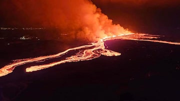 Esta imagem fornecida pela Defesa Civil da Islândia mostra lava irrompendo de um vulcão entre Hagafell e Stóri-Skógfell, Islândia, no sábado, 16 de março de 2024