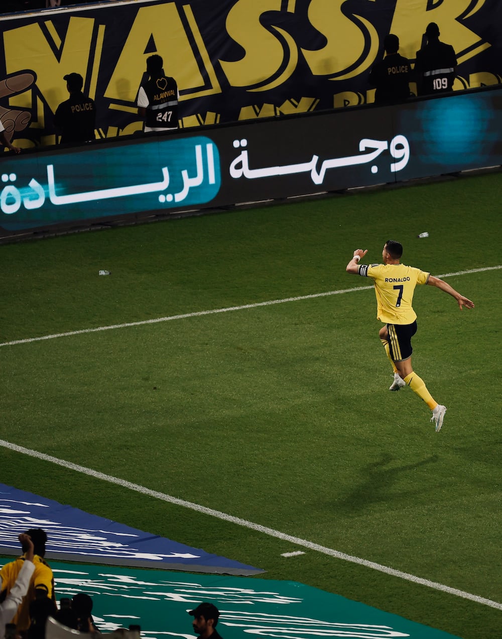 Cristiano Ronaldo fica a 15 gols da marca dos mil na carreira após marcar 3 em 15 minutos