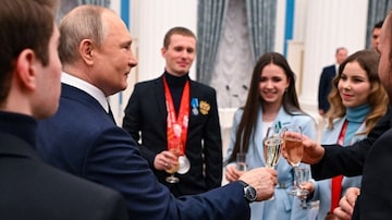 Putin (esq.) e Kamila Valieva (centro) em evento no Kremlin. Foto: Vladimir ASTAPKOVICH / SPUTNIK / AFP