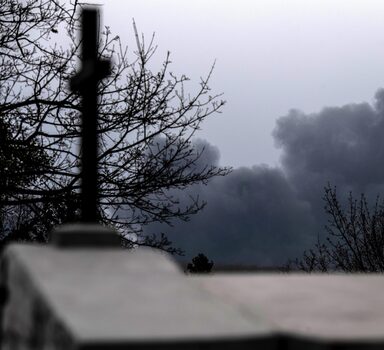 Lviv (Ukraine), 26/03/2022.- Smoke rises outside Lviv after a Russian airstrike, in Lviv, western Ukraine, 26 March 2022. Lviv Oblast governor Kozytskiy in a statement said three explosions were heard near Kryvchytsia and urged citizens to not reveal the locations on social media. On 24 February Russian troops had entered Ukrainian territory in what the Russian president declared a 'special military operation', resulting in fighting and destruction in the country, a huge flow of refugees, and multiple sanctions against Russia. (Rusia, Ucrania) EFE/EPA/Wojtek Jargilo POLAND OUT
