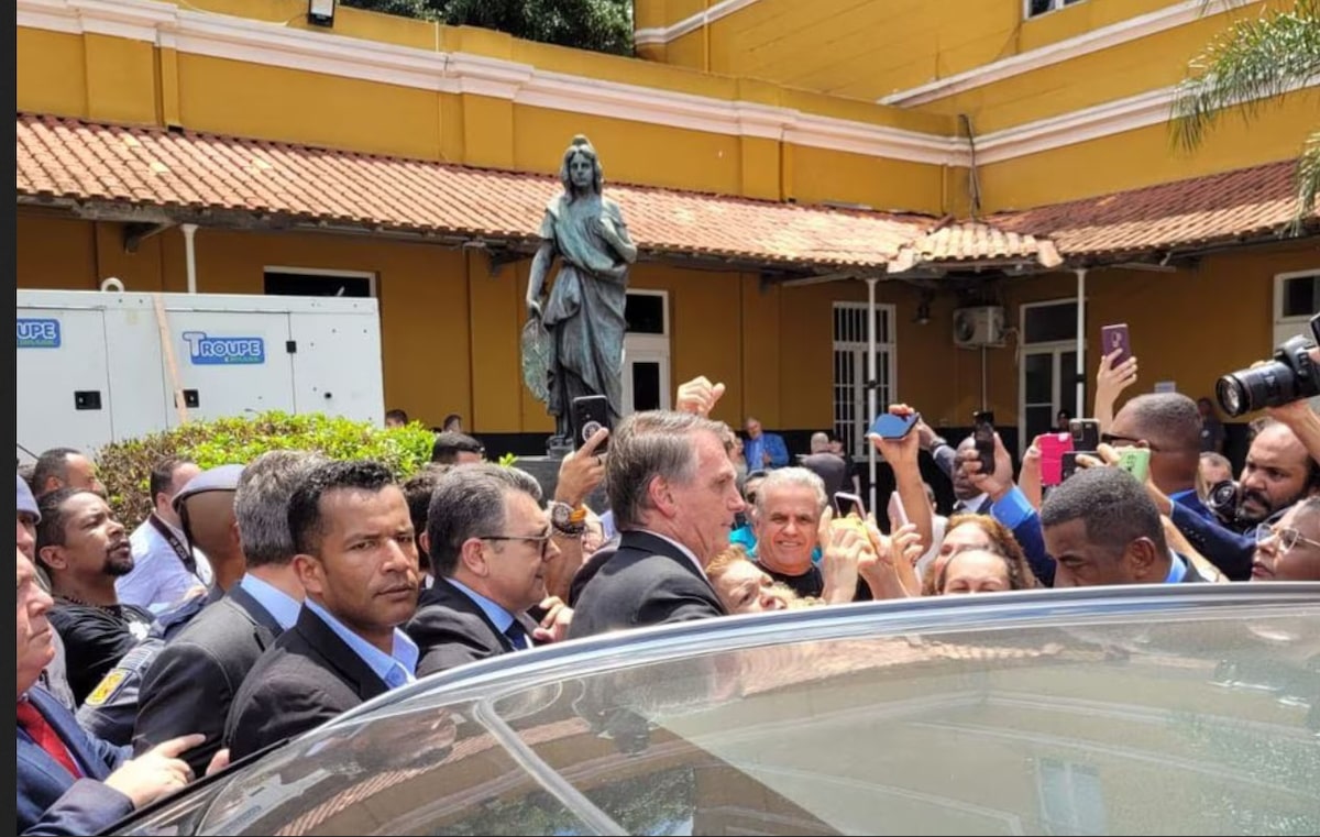 O ex-presidente Jair Bolsonaro (PL) e o governador de Sao Paulo, Tarcisio de Freitas (Republicanos), prestaram homenagens em 16 de outubro de 2023 a policiais da Rota que participaram da Operação Escudo 