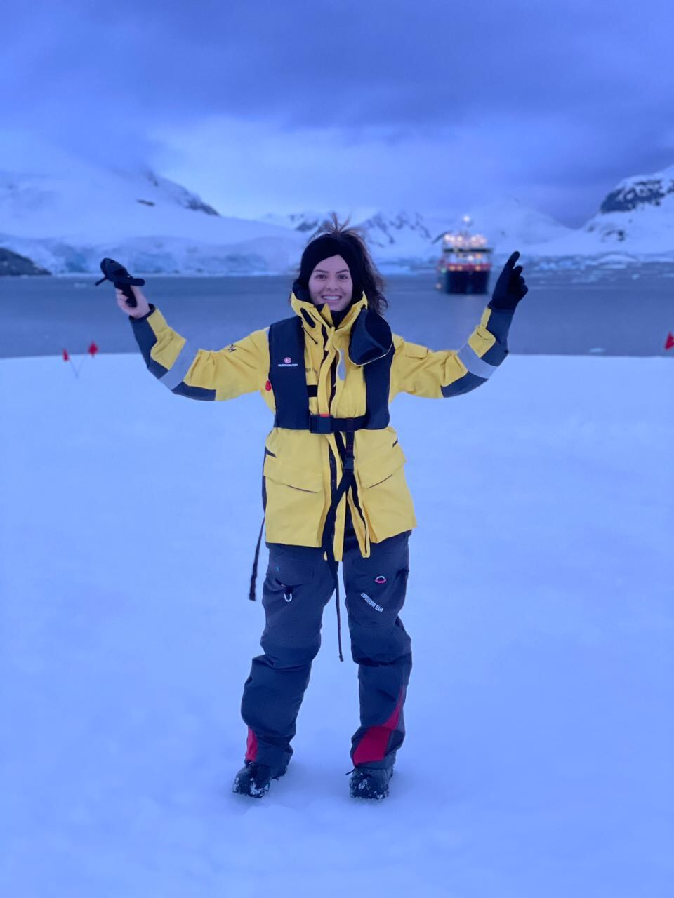A turismóloga brasileira Larissa Borrelli, que é guia em expedições de navio na Antártida.