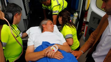 Senador Fulvio Rossi é levado para hospital após ser esfaqueado em Iquique. Foto: EFE/Alex Díaz