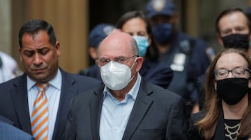 Diretor financeiro da Oranização Trump Allen Weisselberg deixa tribunal em Manhattan. Foto: Brendan McDermid/Reuters