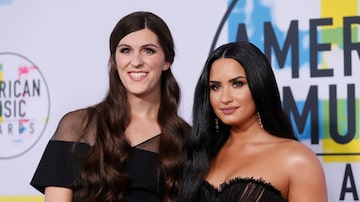 Danica Roem e Demi Lovato no tapete vermelho do American Music Awards. Foto: REUTERS/Danny Moloshok