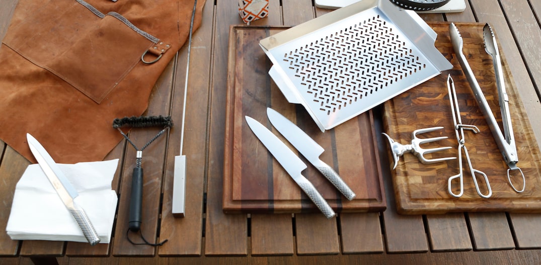 Utensílios de churrasco em cima de uma mesa de madeira. Foto: ALEX SILVA/ESTADAO